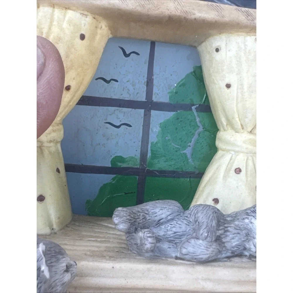 Vintage Mann Two Kitty Cats by Window Porcelain Music‎ Box